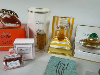Lot comprenant :
- CHRISTIAN DIOR Paris....