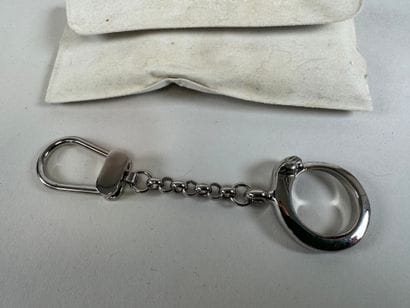 CARTIER.
Porte-clé en métal argenté, la chainette...
