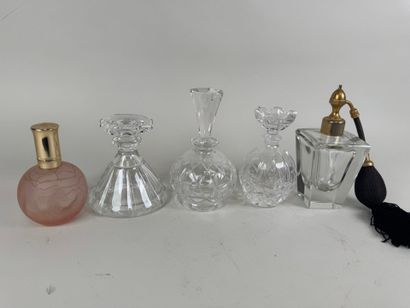 Trois flacons et un pulvérisateur de parfum...