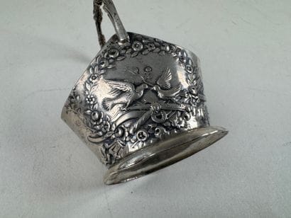 Petit panier en argent à décor ciselé de...