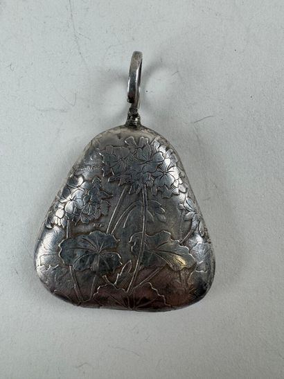Petit hochet d'enfant en argent à décor ciselé...