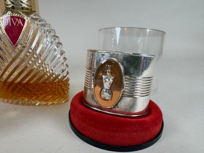 Lot comprenant :
- Van Cleef & Arpels à Paris.
Deux...