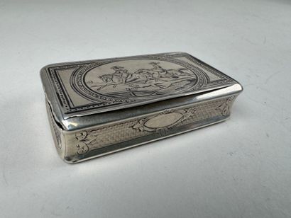 Petite tabatière en argent à décor gravé...