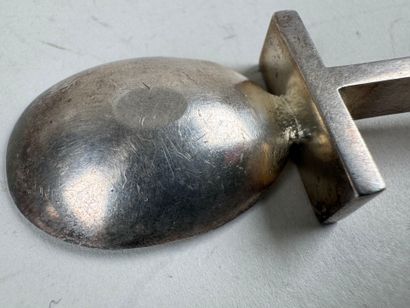 Petite cuillère en métal argenté, le manche...