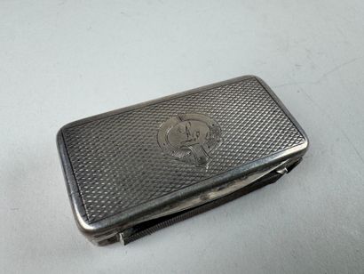 Petit étui pyrogène en argent guilloché avec...