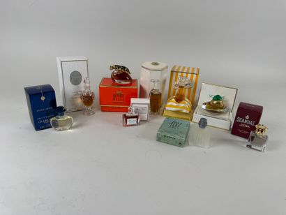 Lot comprenant :
- CHRISTIAN DIOR Paris....