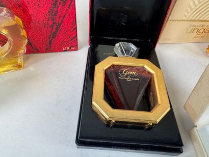 Lot comprenant :
- Van Cleef & Arpels à Paris.
Deux...