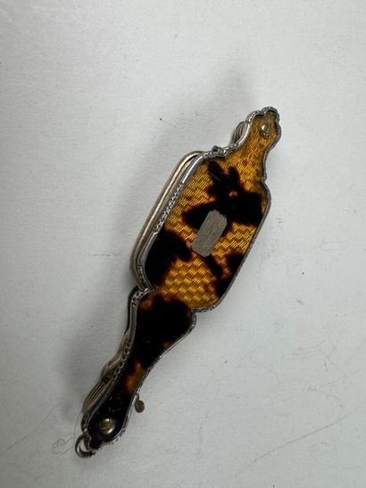 Face-à-main en écaille et argent guilloché...
