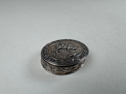 Petite boîte pilulier en argent à décor de...