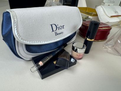 DIOR 
Miss Dior, J'Adore.
Environ 15 miniatures...