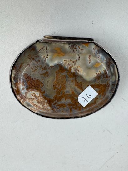 Petite boîte pilulier en argent et pierres...