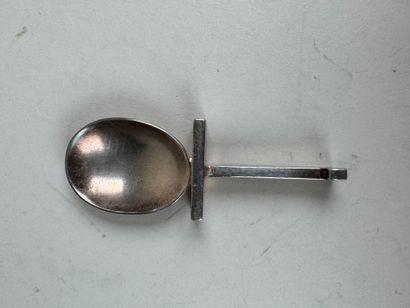 Petite cuillère en métal argenté, le manche...