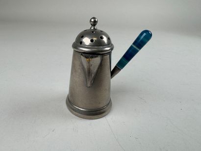 Petite saupoudreuse en forme de verseuse...