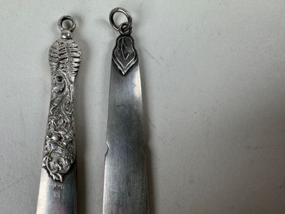 Deux ouvre-lettres en argent formant marque-pages...