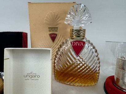 Lot comprenant :
- Van Cleef & Arpels à Paris.
Deux...