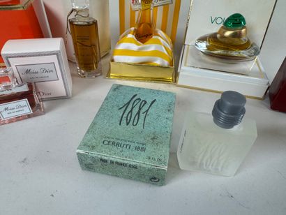 Lot comprenant :
- CHRISTIAN DIOR Paris....