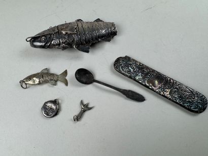 Lot en argent comprenant une petite cuillère...
