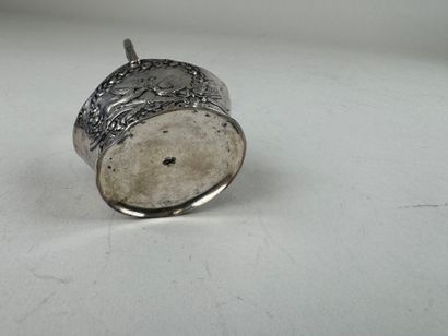 Petit panier en argent à décor ciselé de...