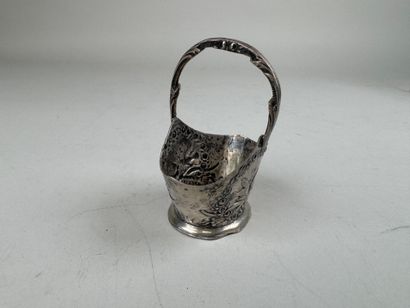 Petit panier en argent à décor ciselé de...