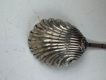 Petite saupoudreuse en argent, poinçon Minerve,...