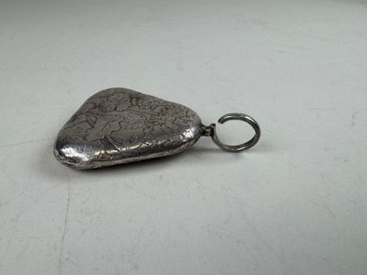 Petit hochet d'enfant en argent à décor ciselé...
