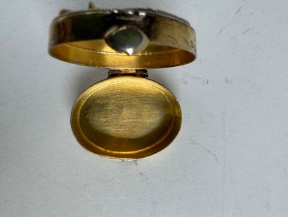 ASIE, XXe.
Petite boite pilulier en argent...