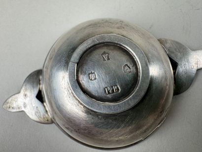 Petite coupelle à deux prises en argent orné...