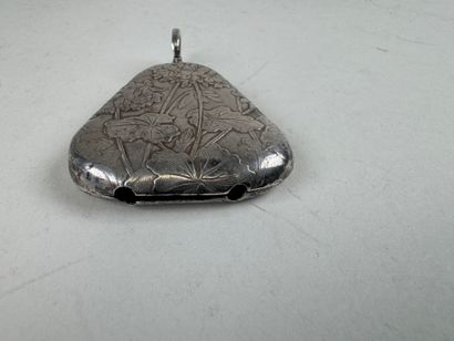Petit hochet d'enfant en argent à décor ciselé...