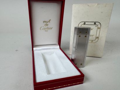 CARTIER à PARIS.
Briquet de poche en métal...