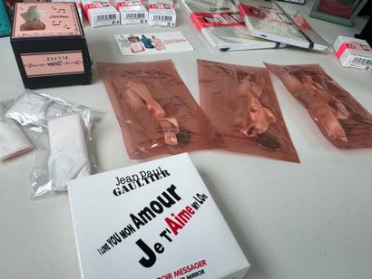 JEAN PAUL GAULTIER.
Environs 20 miniatures...