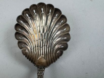 Petite saupoudreuse en argent, poinçon Minerve,...