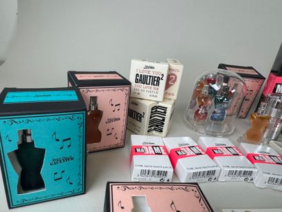 JEAN PAUL GAULTIER.
Environs 20 miniatures...
