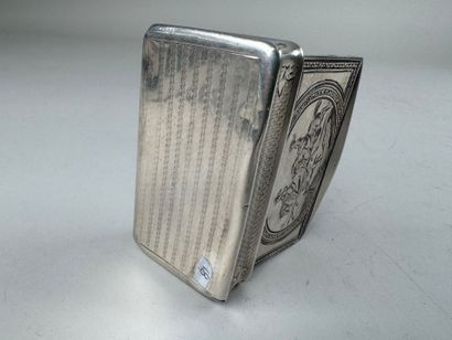 Petite tabatière en argent à décor gravé...