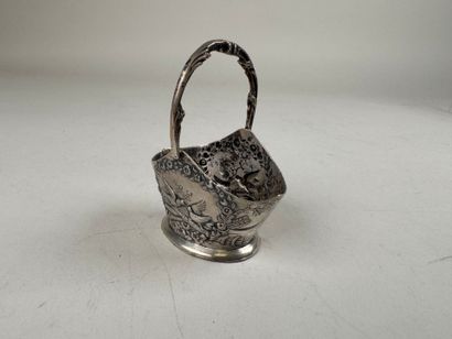 Petit panier en argent à décor ciselé de...