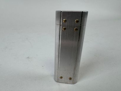 CARTIER à PARIS.
Briquet de poche en métal...