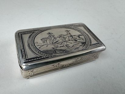 Petite tabatière en argent à décor gravé...