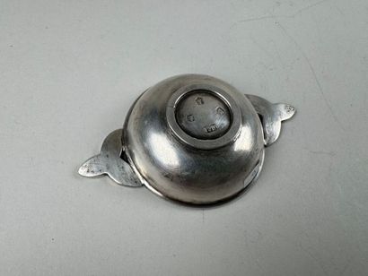 Petite coupelle à deux prises en argent orné...