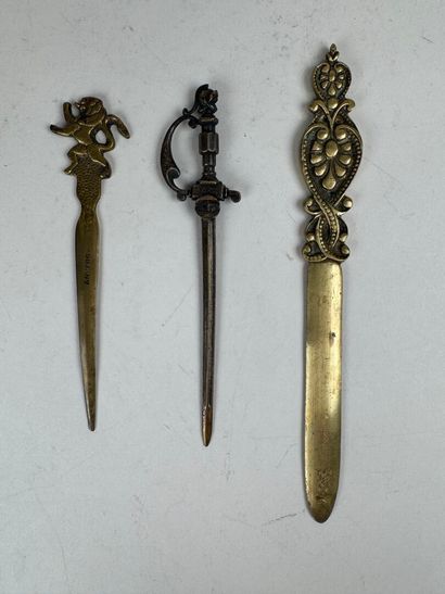 Trois coupe-papiers en bronze doré et ajouré...