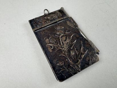 Carnet de bal en métal argenté à décor de...