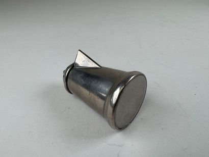 Petite saupoudreuse en forme de verseuse...