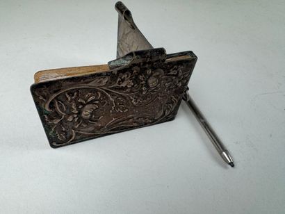 Carnet de bal en métal argenté à décor de...