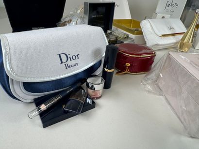 DIOR 
Miss Dior, J'Adore.
Environ 15 miniatures...