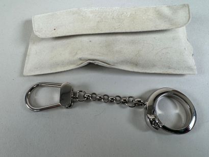 CARTIER.
Porte-clé en métal argenté, la chainette...