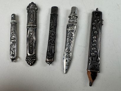 Lot en argent repoussé comprenant 4 étuis...