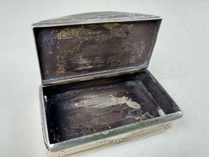 Petite tabatière en argent à décor gravé...