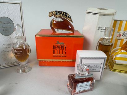 Lot comprenant :
- CHRISTIAN DIOR Paris....