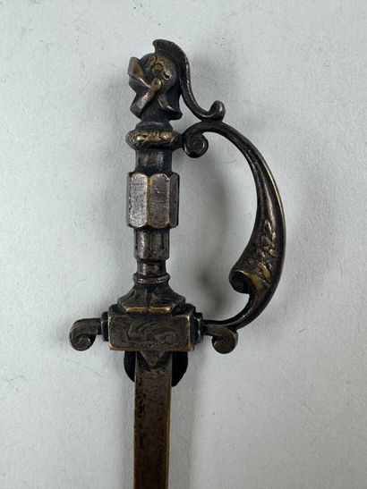Trois coupe-papiers en bronze doré et ajouré...