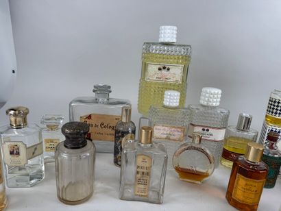 Collection de 18 flacons à parfum, eau de...