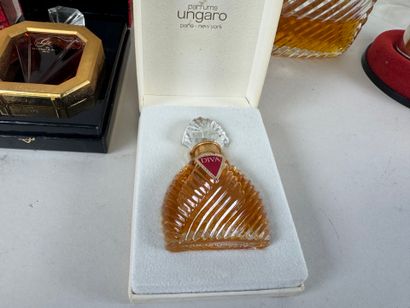 Lot comprenant :
- Van Cleef & Arpels à Paris.
Deux...