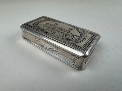 Petite tabatière en argent à décor gravé...